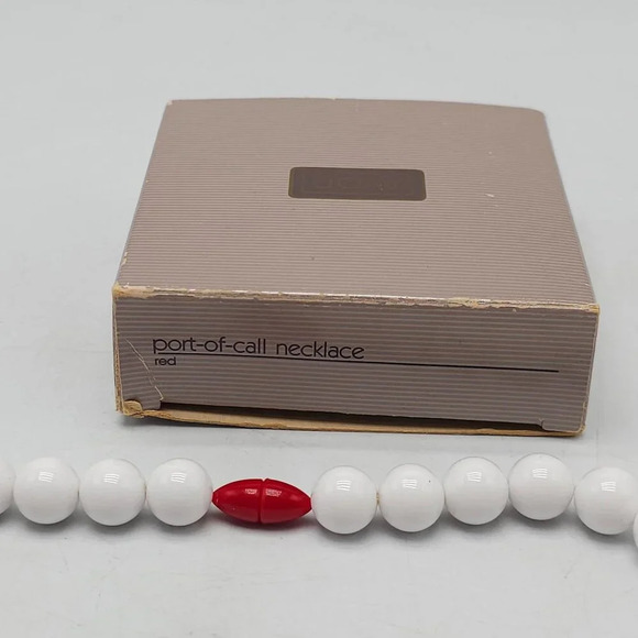 Vintage AVON 1990 Port of Call Red & White Acrylic Bead Necklace 25 in - Picture 2 of 5
